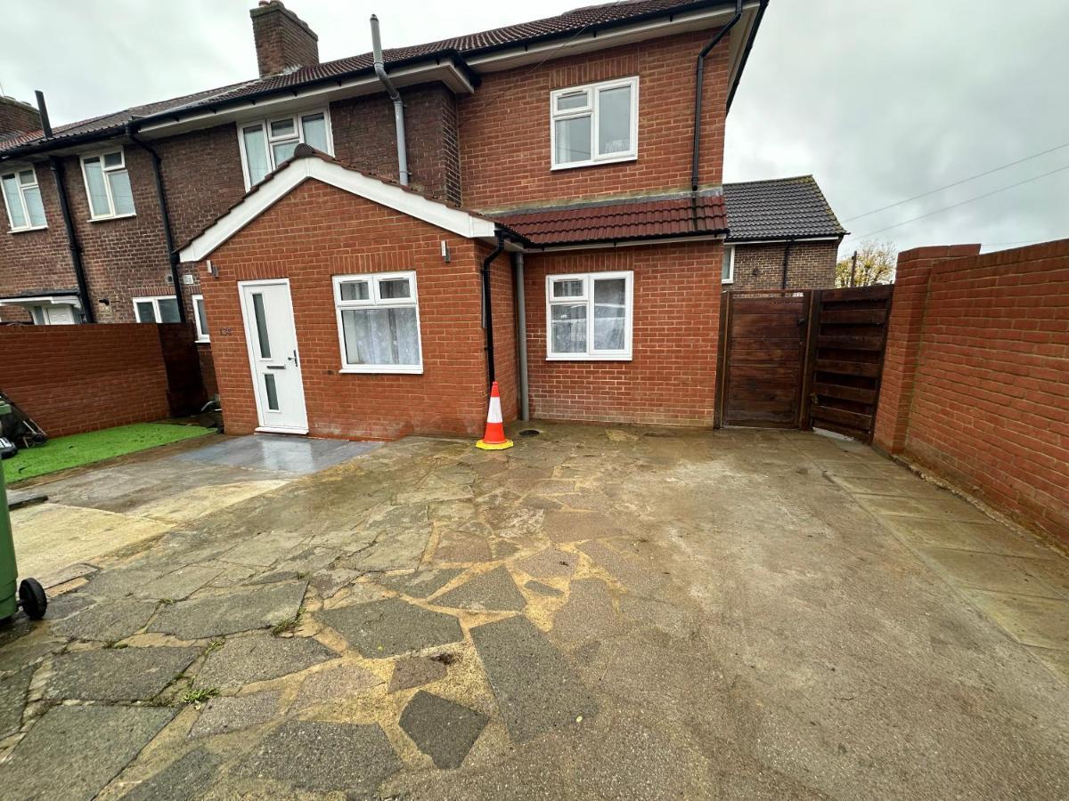 3Rd Studio Flat With Private Toilet And Bathroom Setup For Family Enjoyment 134 Keedonwood Road Bromley Exterior foto